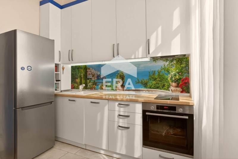 Тристаен, ексклузивен, обзаведен апартамент за продажба, представляващ