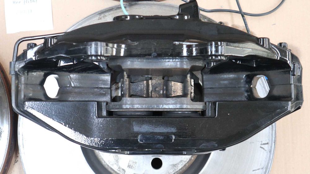 Черни апарати и дискове БМВ Г30 Г11 Г14 Г15 Г05 М-спорт спирачки БМВ