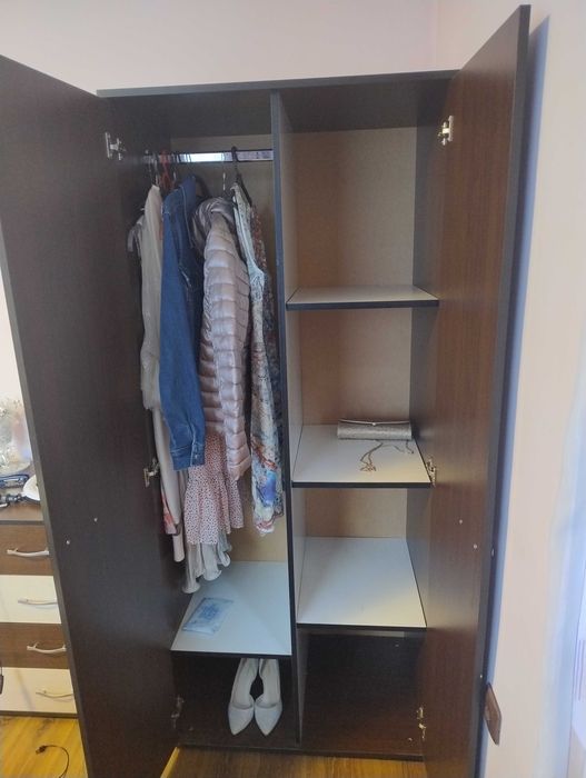 Продавам двукрилен гардероб и скрин