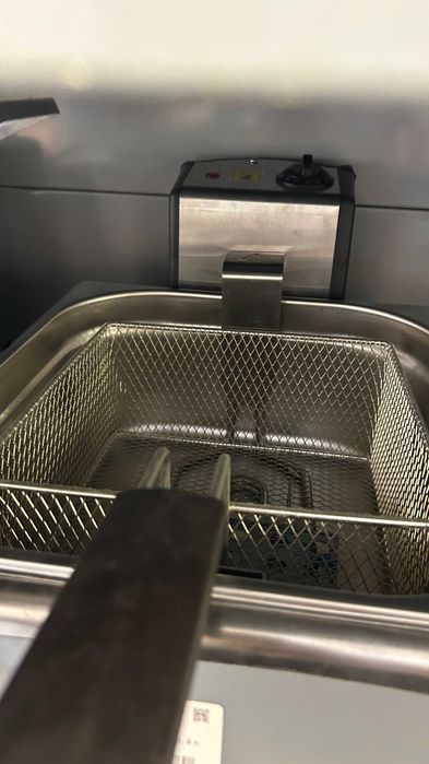 Единичен електрически фритюрник 8 литра.