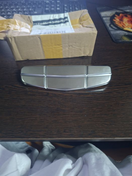 Geely emgrand  Значек