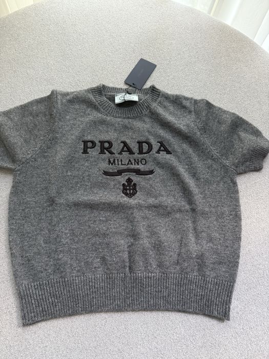 Продам кофту женскую Прада