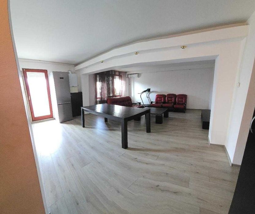 Vând apartament cu 4 camere