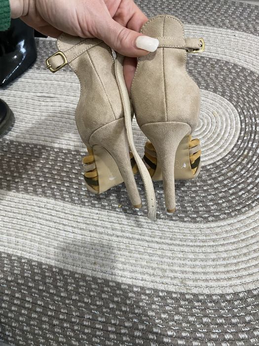 Sandale cu cureluse mustar