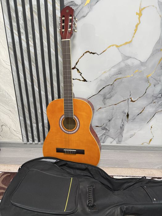 Gitara sotiladi Yamaha