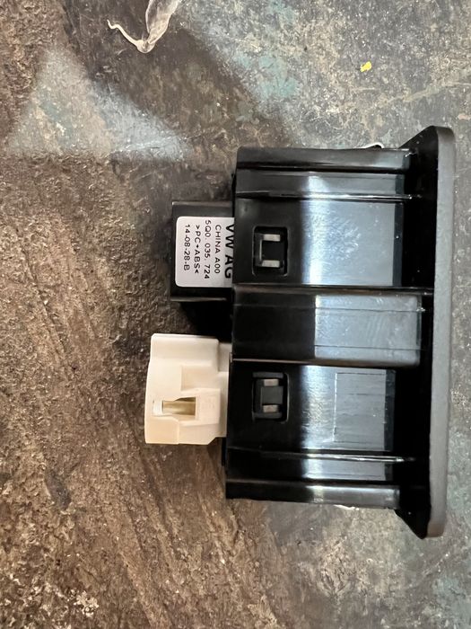 Conector USB Auxiliar VW Golf / Passat Mib 2 5G0 035 222 C