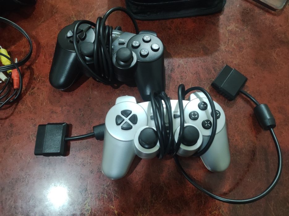 Продаю плейстейшн Sony 2 с дисками игр и джойстиками.
