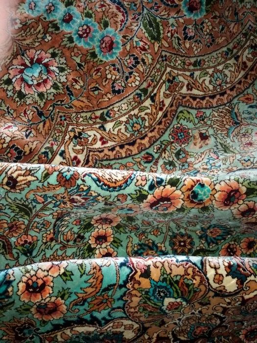 Иранский шелковый ковер