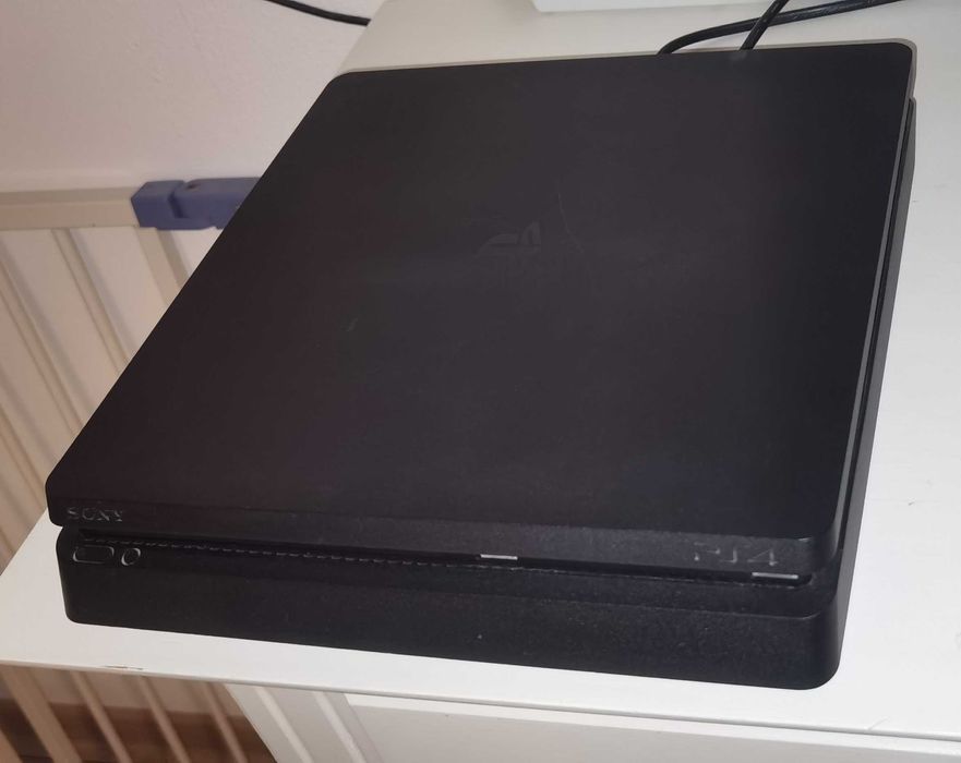 PS4 Slim 1TB Bundle - 2 Controllere V2 - Cameră - 11 Jocuri