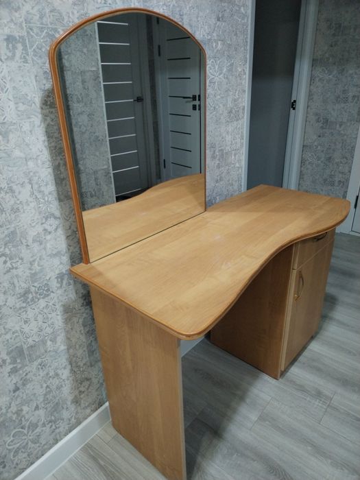 Продам туалетный стол