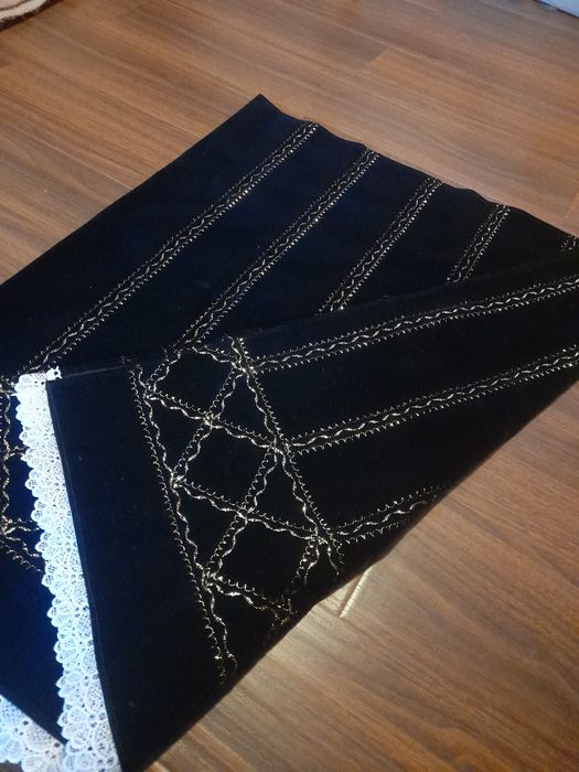 Fota traditionala făcută manual cu un model superb,din catifea