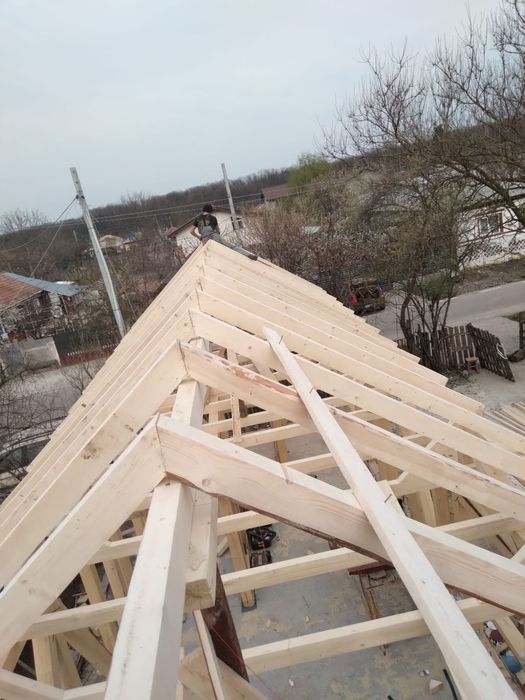 executam acoperișuri  montaj tigla metalică dulgherie terase