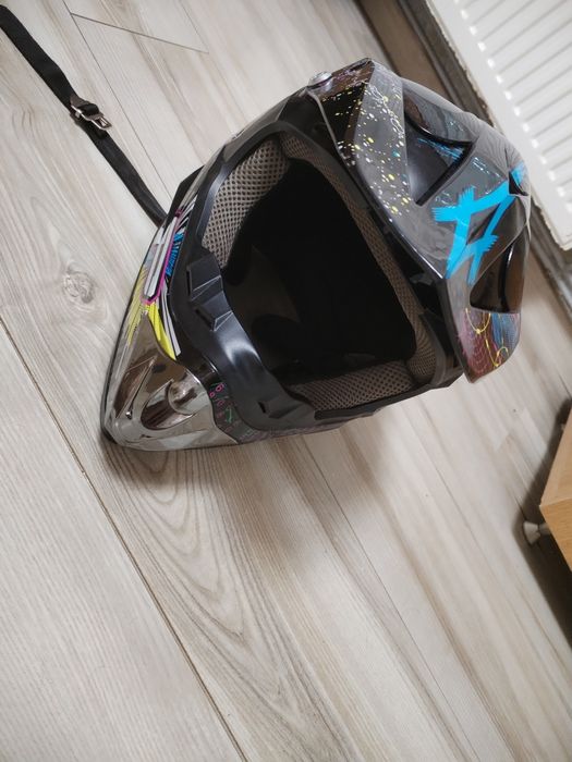 Vând casca cros  în perfecta stare