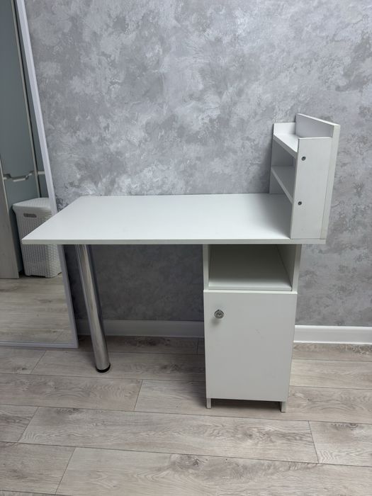 Маникюрный  стол