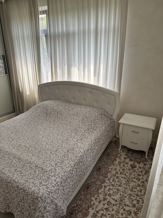 Спальная кровать и тумбочка