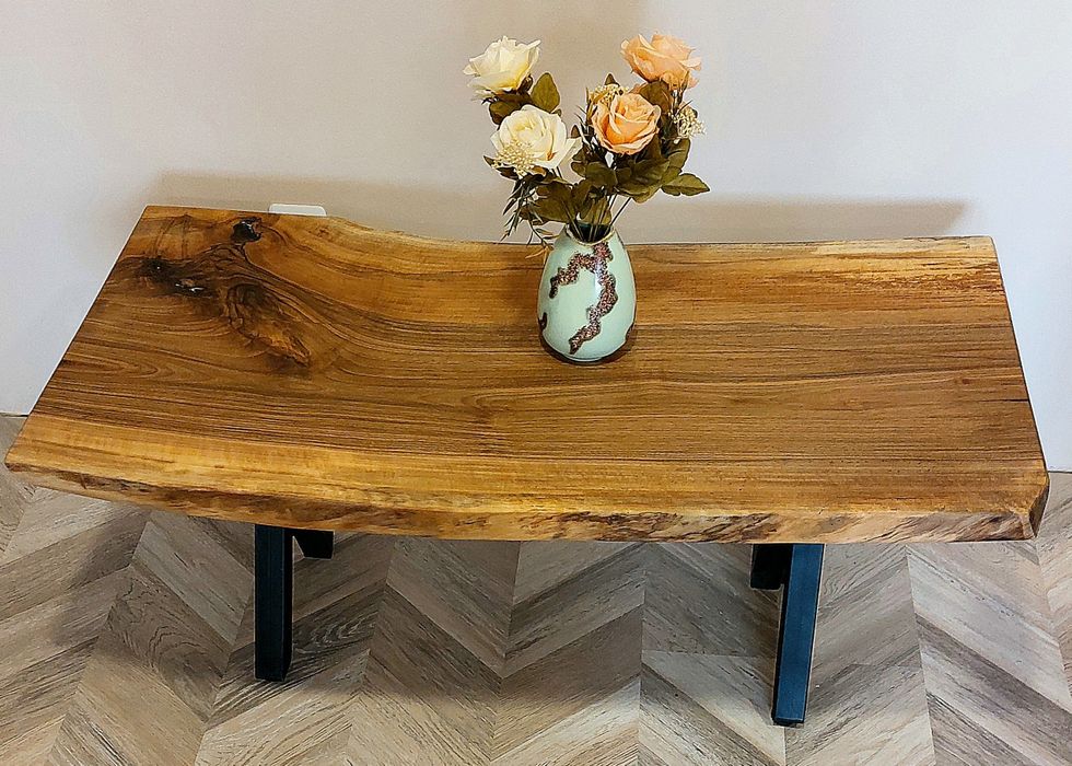 Маса от орех със столче с епоксидна смола