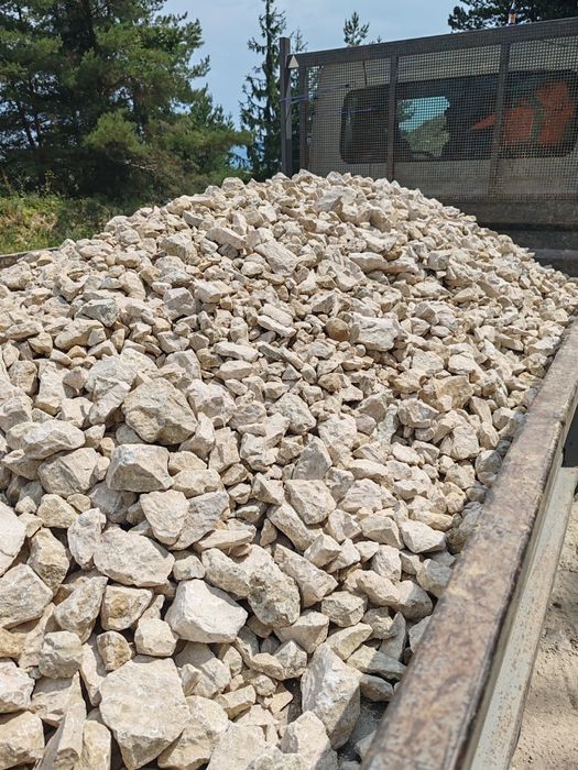 Piatra de calcar de diferite dimensiuni la mașină sau la saci