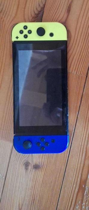 Nintendo Switch plus 4 joy con-uri