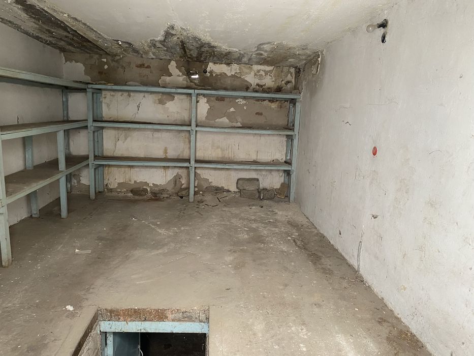 Гараж с большой ямой.