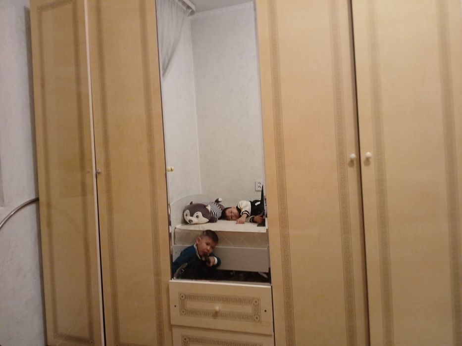 Шкаф и комод с зеркалом