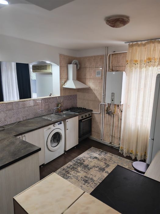 Inchiriez apartament 3 camere