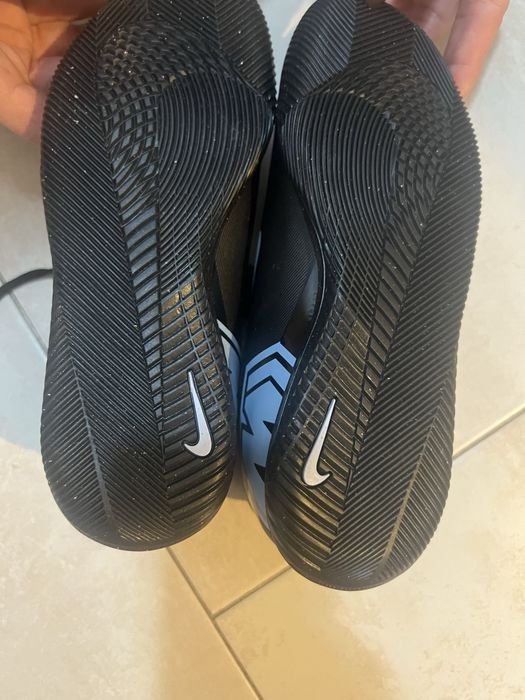 Nike чисто нови обувки за футбол