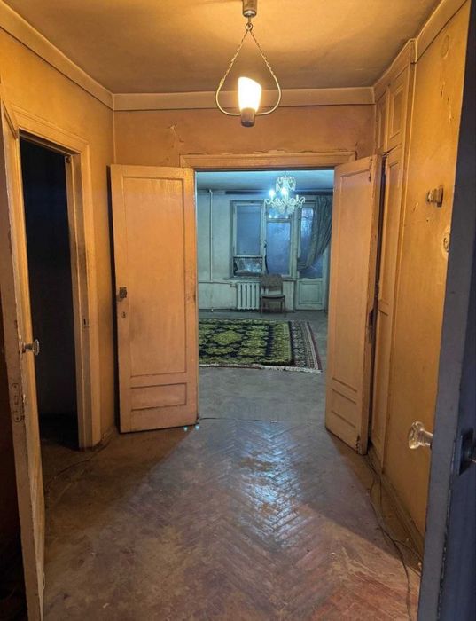 Срочно! Продаётся трёхкомнатная квартира в центре на Шота Руставели.