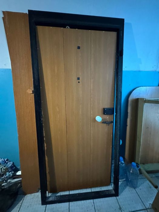 Входная железная дверь