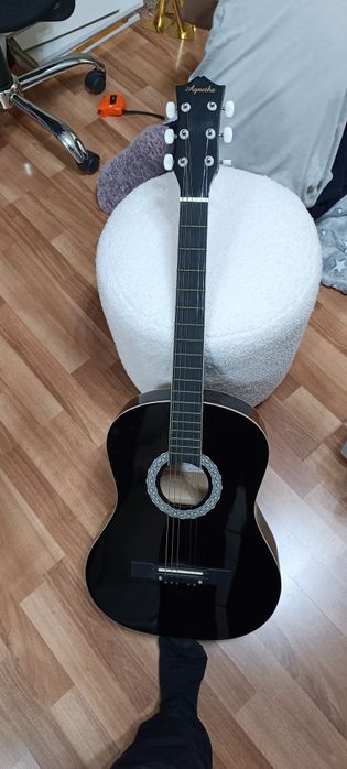Гитара акустическая и чехол
