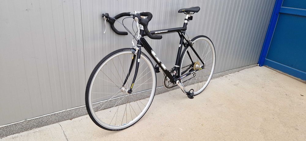 Шосеен велосипед GT колело 28"