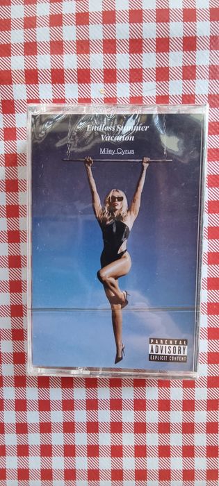 Casete  audio noi sigilate. Miley Cyrus si Oasis