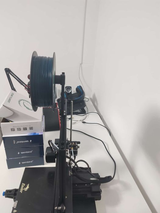 Imprimanta 3D CREALITY ENDER-3 V2 + 4 role de filament desigilate