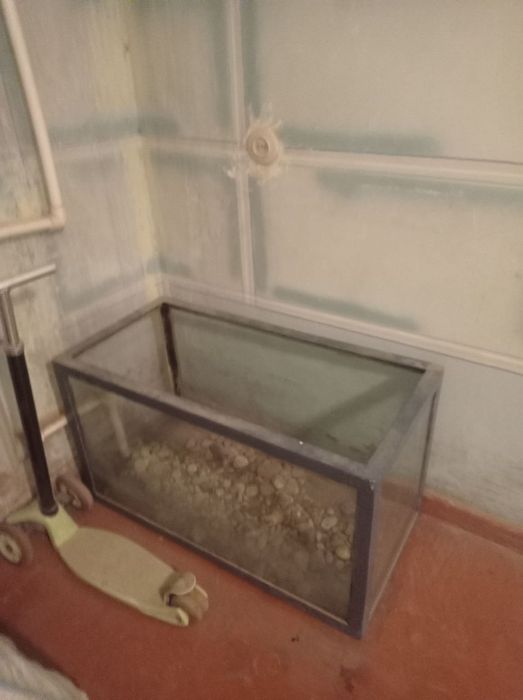 Продаётся аквариум состояние средние около 100 литра