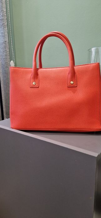 Чанта FURLA Linda S Tote, Ruby
Носена е няколко пъти,но е малко по-голяма от колкото очаквах.
 Размери:31×22.5-23×13-14 cm
Цената е 60 €