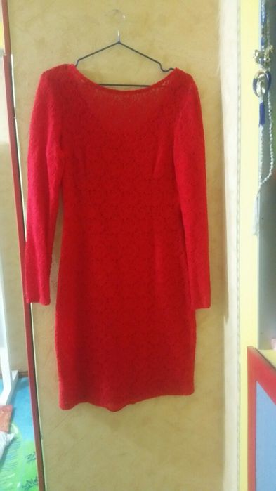 Платье  красное из плотного гипюра