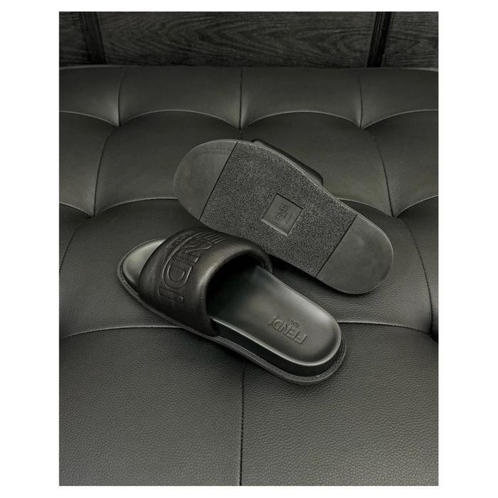 Fendi Embossed Logo Slides / Black