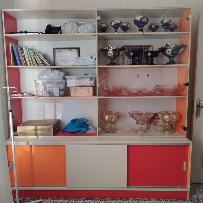Shkaf katta 2 ta bor  ancha narsa ketadi