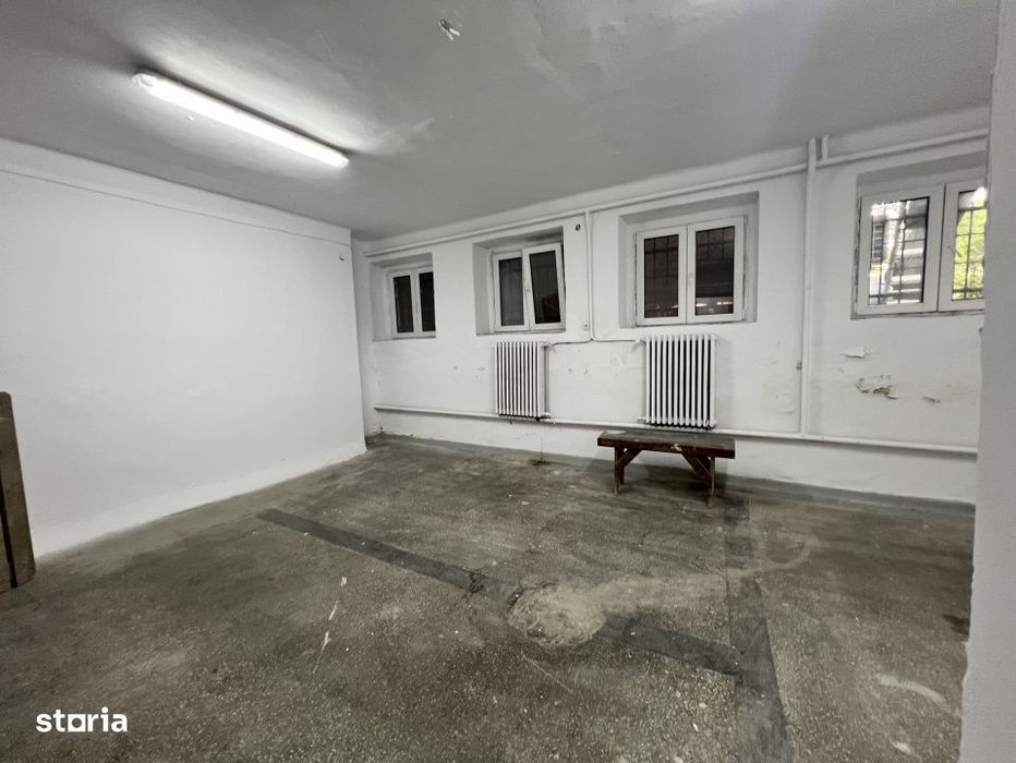 Spatiu comercial cu geamuri la str. Horea, partial demisol