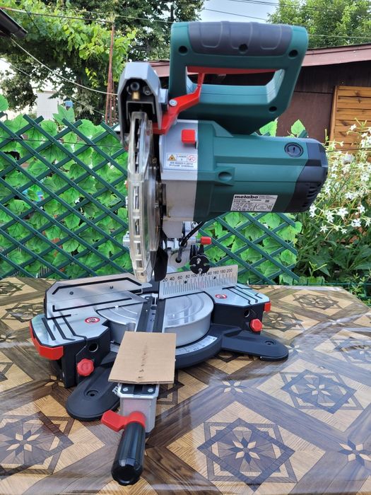 Fierăstrău circular culisant Metabo KGS 254 M 1450W 230V Ø254mm, ca nou