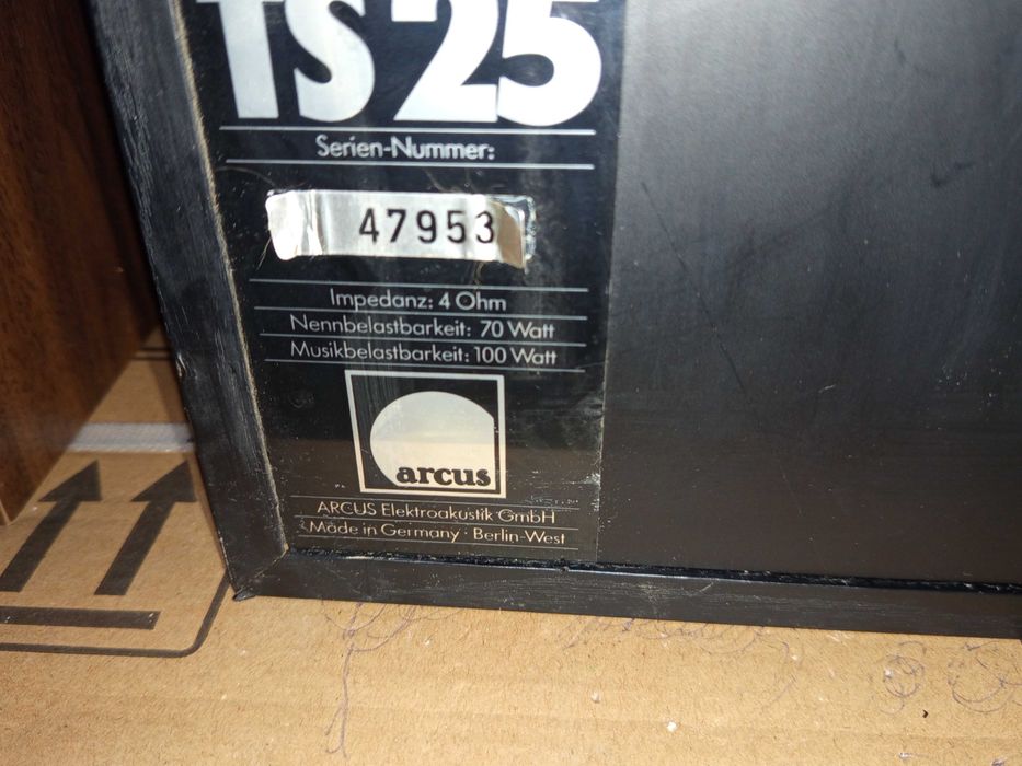 Трилентови тонколони Arcus TS25