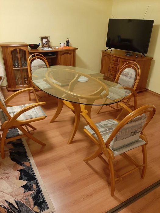 Овална стъклена маса с четири стола