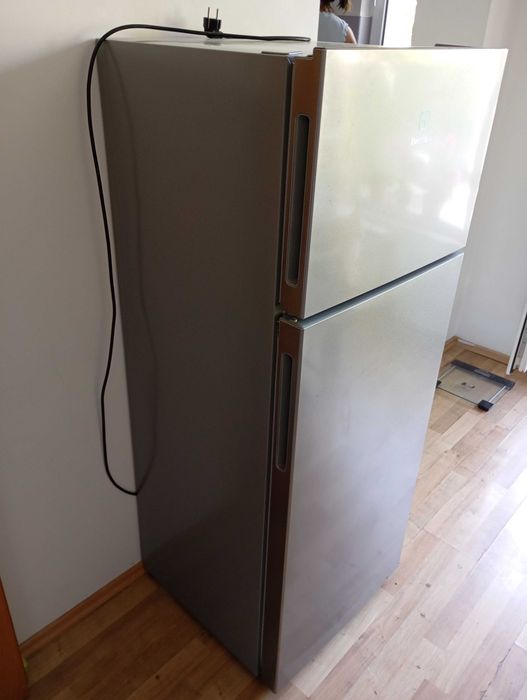 Хладилник Electrolux с фризер – 144x55x55 см – отлично състояние