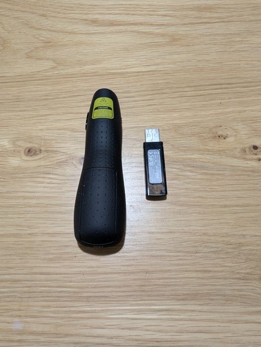 Logitech Professional Presenter R800 – telecomandă prezentări cu laser VERDE + LCD
