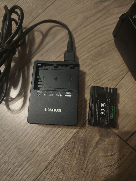 Canon EOS 60D + Obiectiv 18-55mm