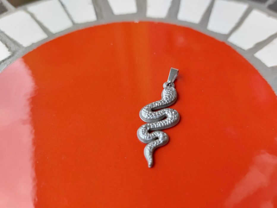 Самостоятелен сребърен медальон - змия. 15 лв