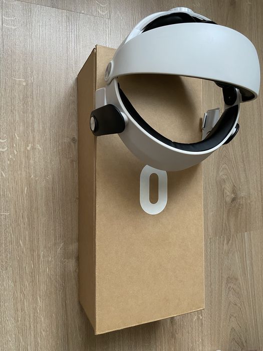 VR-шлем виртуальной реальности с двумя контроллерами Oculus Quest 2