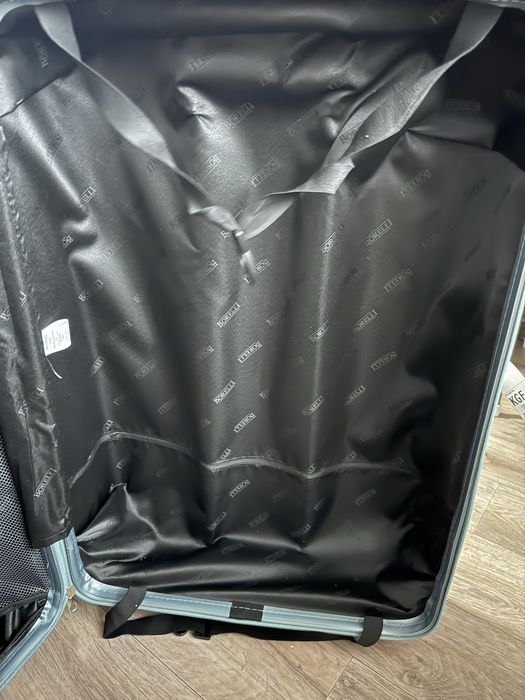 Продам чемодан L новый