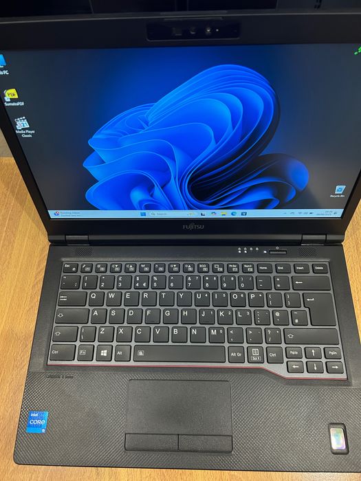 Като нов! Лаптоп Fujitsu E5411 i5-1135/16GB RAM/256GB с 3 мес. гар.