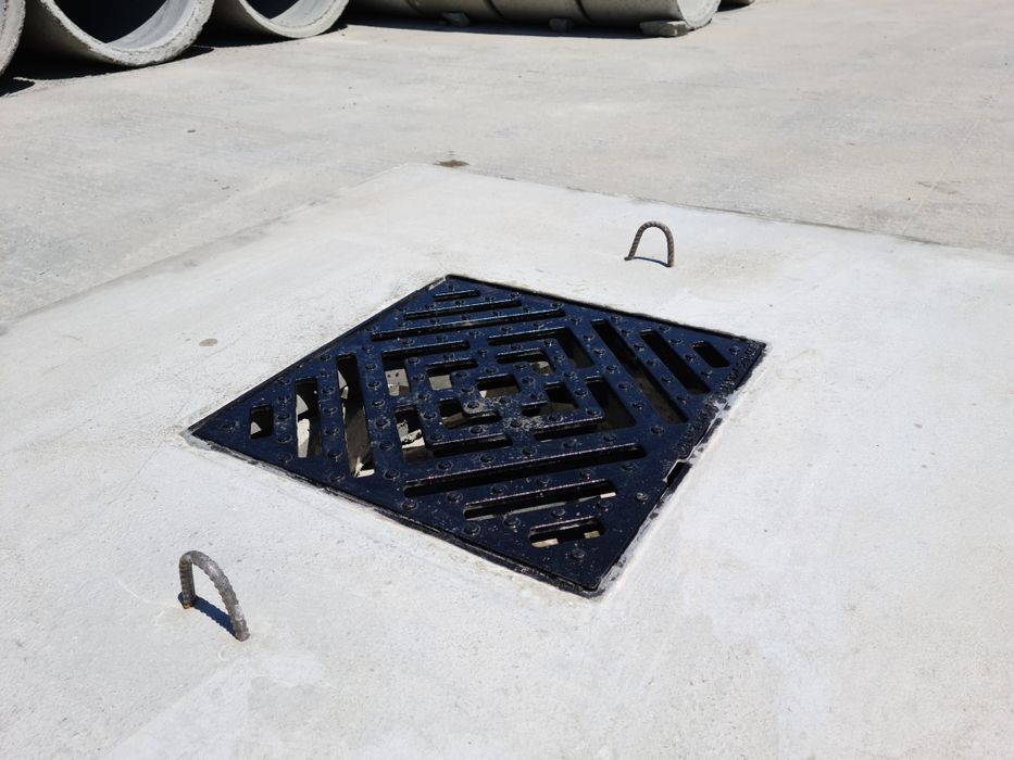 Capace din beton armat cu usa