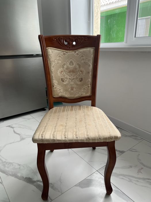 Большой стол со стульями